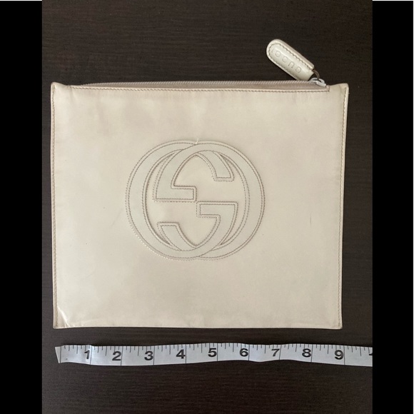 💕👛GUCCI GG EMBOSSED ZIP UP CLUTCH👛💕 - Picture 8 of 16